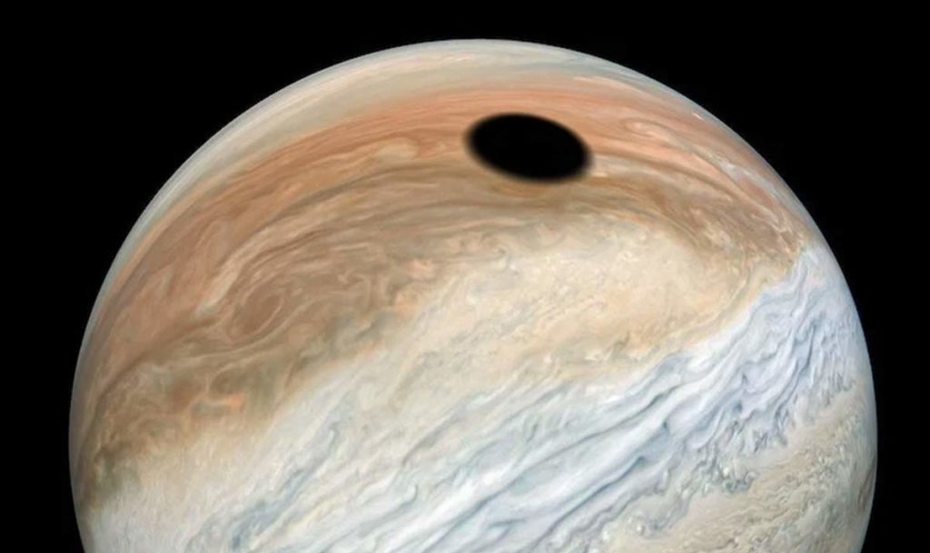 Mancha negra misteriosa em Júpiter do tamanho da TERRA vista pela sonda da Nasa – e na verdade é um eclipse causado pela ardente ‘lua do vulcão’
